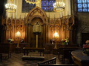 Notre Dame de Piliers statue and chapel off the nave