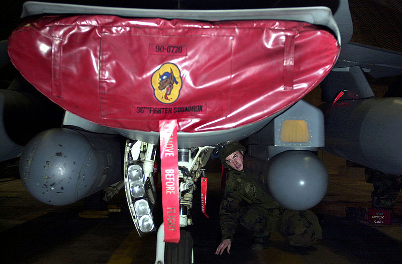 File:F-16 equipped with LANTIRN pods.jpg