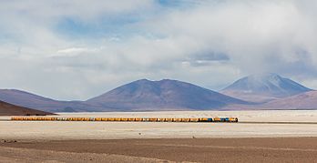 Trecho da ferrovia de carga nacional e internacional de Antofagasta (Chile) à Bolívia cruzando o trecho de 35 km na parte oeste do salar de Ascotán, norte do Chile. (definição 8 526 × 4 377)