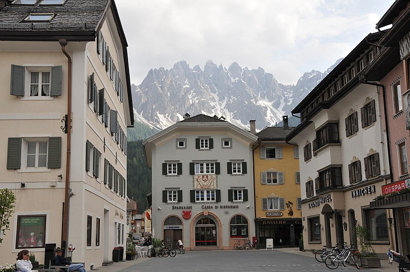 File:Plaza de Innichen - panoramio.jpg