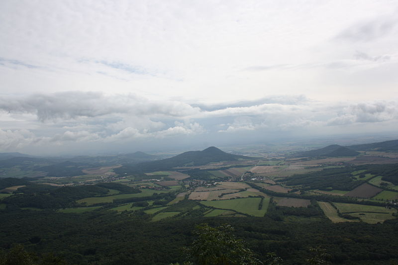 File:Pohled na krajinu severně od Lovosic z Milešovky.JPG