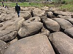 Final de la visita a les cascades sobre les roques rentades per les abundants aigües que flueixen durant la temporada humida. Aquesta visita es va realitzar durant la temporada seca, «Kacimbo» com diuen els angolenys