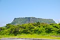 한국어: 도로에서 찍은 대한민국 제주도의 성산 일출봉 사진.