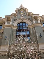 Detalle con el escudo de Avilés