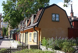 Mäster Mikaels gata 11 (närmast), 9, 7.