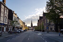 De Sint Maartenslaan in 2019. Op de achtergrond de Sint-Martinuskerk. Rechts de Ambachtsschool