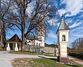 English: Smode cross and parish church Saint Margaret Deutsch: Smode-Kreuz und Pfarrkirche hl. Margarethe