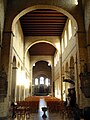 St Gertrude, Nivelles, Belgija (posvečena 1046) ima glavno in stranske ladje, ki jih delijo slopi, ki podpirajo svetlobno nadstropje. Ladjo delijo prečnimi loki. Notranjost bi bila ometana in pobarvana.