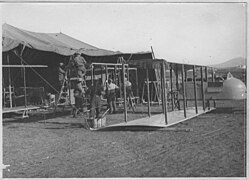 Arrivée du 2e régiment de zouaves sur le camp d'aviation de Salonique (18 novembre 1915) - Salonique (environs) - Médiathèque de l'architecture et du patrimoine - APOR023645.jpg