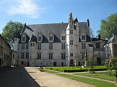 Beauvais - Palais épiscopal.jpg