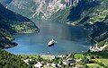 Egy turistahajó a fjord vizén