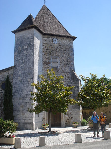 File:Horsarrieu (Landes, Fr), pèlerins devant l'église.JPG