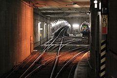 Dreigleisige Kehranlage der Grundstrecke A der U-Bahn Frankfurt (M) im Bahnhof Frankfurt (M) Süd. Die äußeren Gleise (im Bild das linke) sind für eine Streckenverlängerung vorbereitet