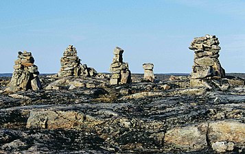 Inuksuit dressés à Inukshuk Point (Inuksugalait, « où il y a beaucoup d'inuksuit »), péninsule de Foxe, île de Baffin, Nunavut, Canada.