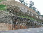 Jalur Interstate memotong melalui stratum limestone dan shale di Tennessee Timur