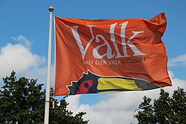 De vlag van Valk Exclusief bij de vestiging in Leiden