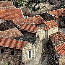 Vue en hauteur sur un village dont les maisons sont en pierre.