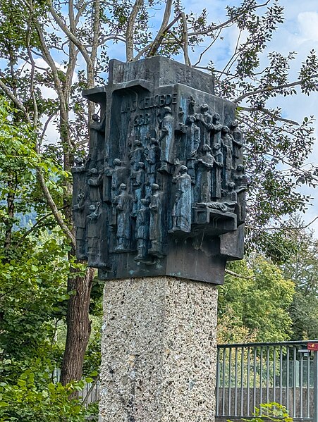 File:20240903 xl 1607-"Das Gelübde 1633" (Stele in Oberammergau) 2.jpg