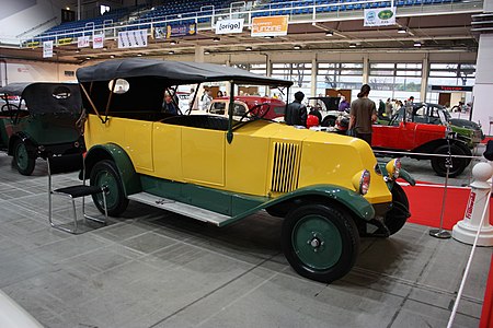 Renault NN, torpédo, avec logo Renault rond (apparu en 1923) et roues plates (premiers modèles).