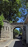 De Porte du Château verleent toegang tot het park op de top van de Kasselberg