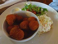 Frittierte Champignons mit Krautsalat