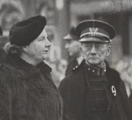 Koningin Juliana en generaal Henri Koot op 22 december 1956 in Amsterdam