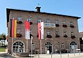 Die Frankenfahne am mittleren Fahnenmast vor dem Rathaus von Pleinfeld, Weißenburg-Gunzenhausen, Mittelfranken