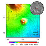 Albor Tholus, au sud d'Elysium Planitia, est un « petit » stratovolcan de 160 km de diamètre et 4,5 km de haut pourvu d'une grande caldeira de 30 km de diamètre pour 3 km de profondeur.