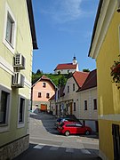 Pogled na občinsko stavbo in podružnično cerkev