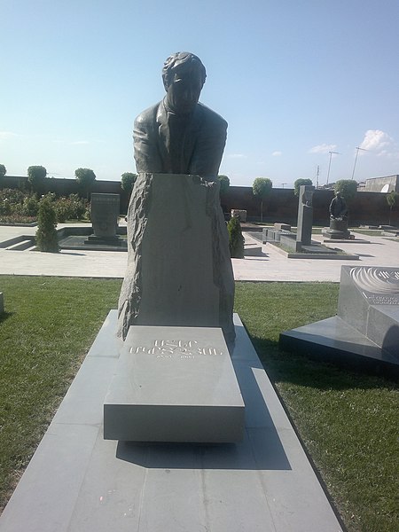 File:Mher Mkrtchyan Grave 01.jpg