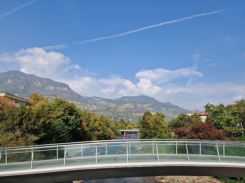 File:Blick von der Brücke über den Talfer in Bozen in Richtung Süden 2022-10-15.jpg