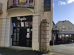 Cinéma municipal et école de musique et de danse.