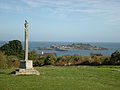 La croix des veuves, pointe de la Trinité. Vue de l'île Saint-Riom au second plan