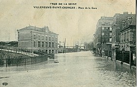 Der Bahnhofsvorplatz in Villeneuve-Saint-Georges, flussaufwärts von Paris