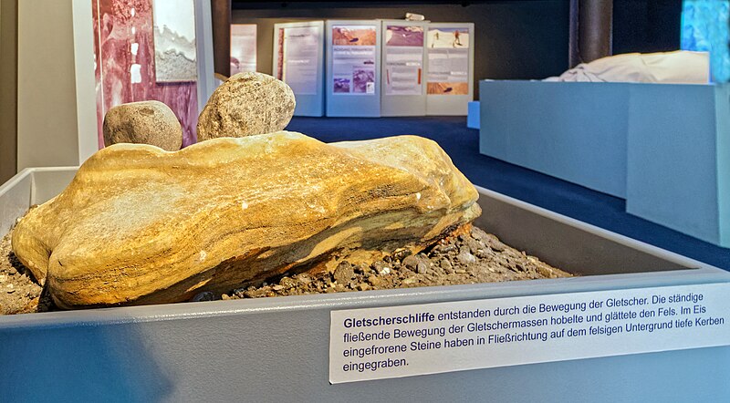 File:Gletscherausstellung im Nationalparkhaus aquaprad. Stilfser Joch, Südtirol. 01.jpg