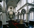 Blick durch den Kirchenraum auf die Orgel