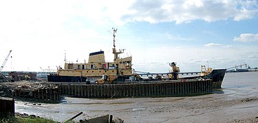 Shipbreaking at New Holland - geograph.org.uk - 242704.jpg