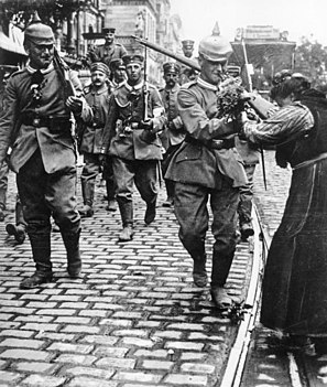 Tyskland antog en ny fältuniform 1907. Den hade samma snitt som den äldre blå uniformen och uniformsdetaljer som utmärkte de olika regementena, men var gjord av fältgrått tyg. Pickelhuvan var fortfarande huvudbonad, men med ett överdrag.