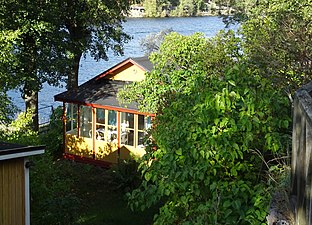 Bergudden nr 1, nedanför Aluddsvägen, äldre sommarstuga från 1900-talets början.