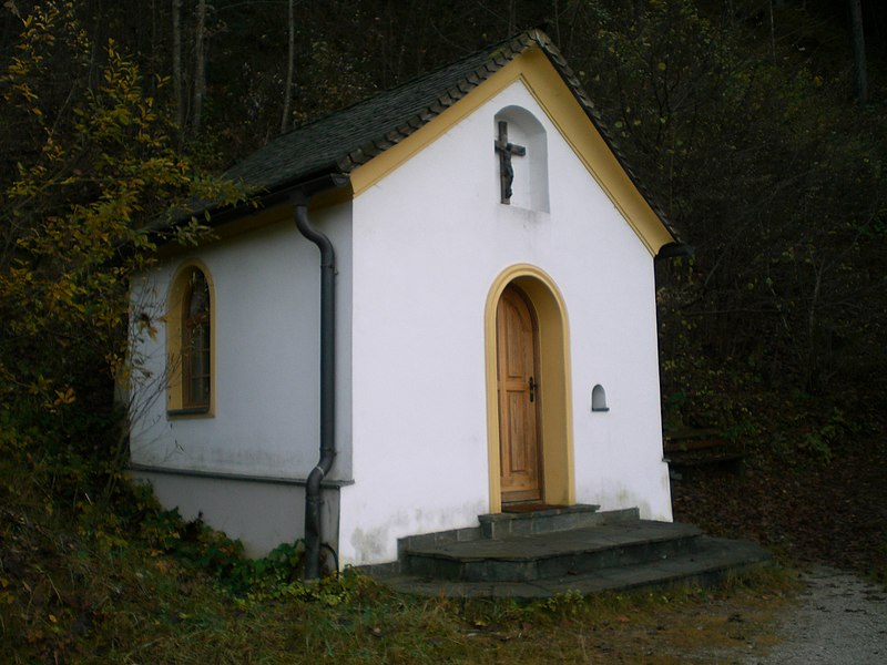 File:Bergkreuzkapelle.JPG