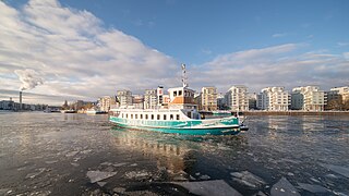 L'arrivée du ferry Emelie à Henriksdalshamnen. À l'arrière plan, les quartiers résidentiels de Norra Hammarbyhamnen à gauche et Södermalm en face. Janvier 2017.