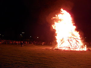 Le feu de la fête de la Saint-Jean à Quimper en 2012.