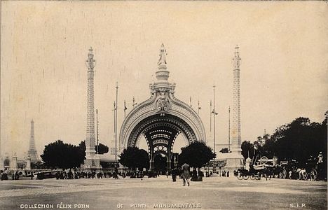 Porte monumentale (1900), photo argentique, 11,6 × 7,6 cm[13]