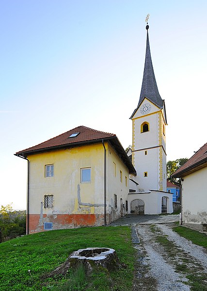 File:Magdalensberg Sankt Thomas 8 Pfarrhof und Pfarrkirche 15102011 423.jpg