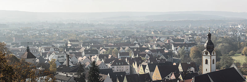 Stadtansicht vom Aussichtspunkt Schwammerling (links: Blasturm, rechts: Turm der Pfarrkirche St. Jakob)