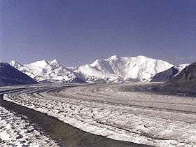 Vue du glacier Nabesna avec le mont Blackburn au dernier plan.