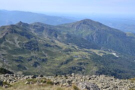 Vue estivale des pistes depuis les crêtes.