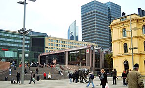 Hovedinngangen til Oslo sentralstasjon med Østbanehallen til høyre. Elena Engelsens tiger-statue symboliserer «Tigerstaden» og kom til Oslos tusenårsjubileum 2000. Foto: 2009