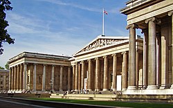 British Museumin pääsisäänkäynti kuvattuna koillisesta, The museum's main entrance ja Intrarea principală în muzeu