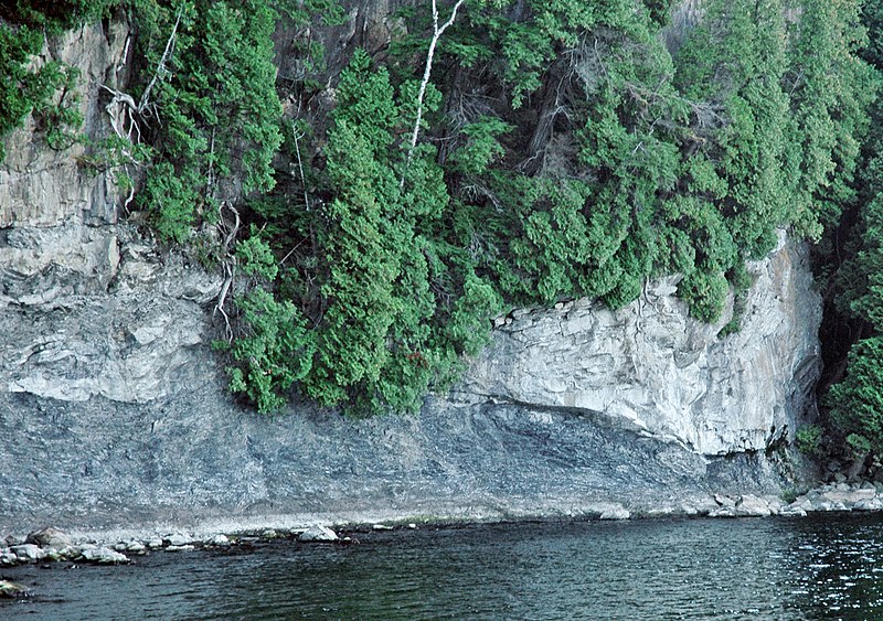 File:Champlain Thrust Fault (near Lone Rock Point, Lake Champlain, Vermont, USA) 18.jpg